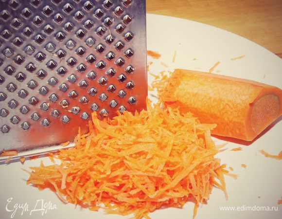 Морковь трём на средней тёрке.