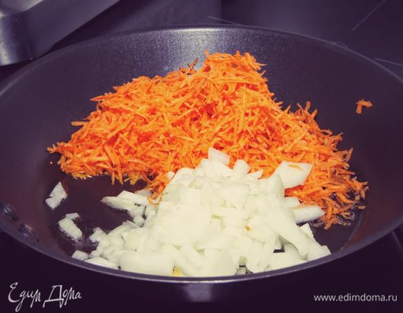 Морковь и лук пассируем на подсолнечном масле до мягкости.