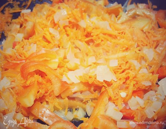 К луку и моркови добавляем сладкий перец и тушим до готовности: перец должен стать мягким.