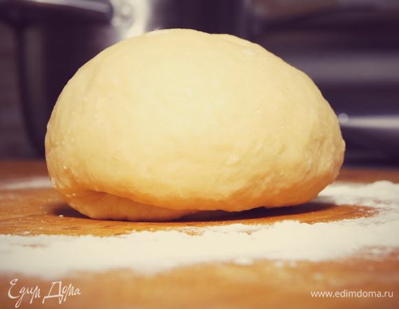 Пока вариться наш бульон и готовиться наша заправка займёмся непосредственно лапшой. Для этого соединив необходимое количество муки и яйцо замешиваем тугое тесто. В зависимости от используемой муки, её может уйти и немного больше. Ориентируйтесь по своим ощущениям: тесто должно быть довольно плотным и эластичным.