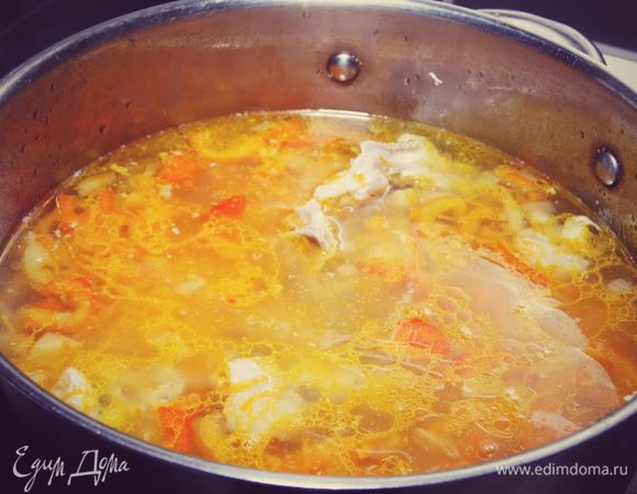 Когда бульон будет готов, добавляем в него порезанный картофель и нашу заправку из моркови, лука и перца. Варим до готовности картофеля.