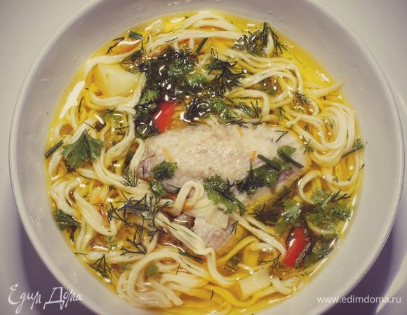 Кладём лапшу в бульон, варим не более 3 мин. Добавляем свежую зелень и давленный чеснок.