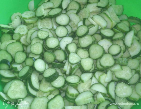 Огурцы режем не мелко, толщиной где-то пол-сантиметра. Те, что помельче - кружочками, те, что покрупнее - еще пополам. 