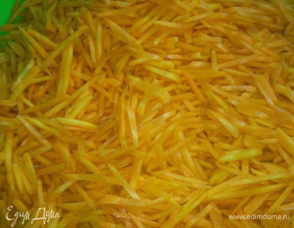 Морковку нарезаем (я тру на терке) крупной соломкой. Добавляем к огурцам.