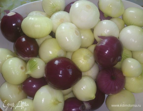 Лук я выбрала самый мелкий, у меня и красный и обычный белый. Будет салат разноцветный.