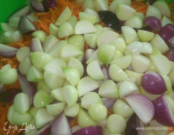 Лук режем мелкий пополам, крупный секторами. Здесь лучше не мельчить. Он получается очень вкусный маринованный. 