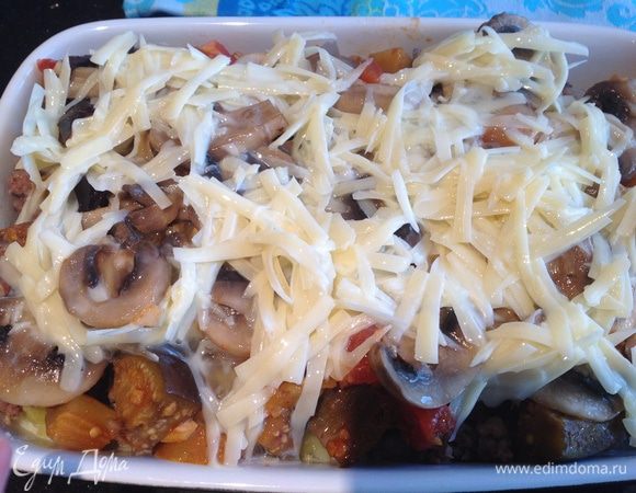 Залейте полученной смесью запеканку. Выпекайте в духовке 25 минут, до золотистой корочки.