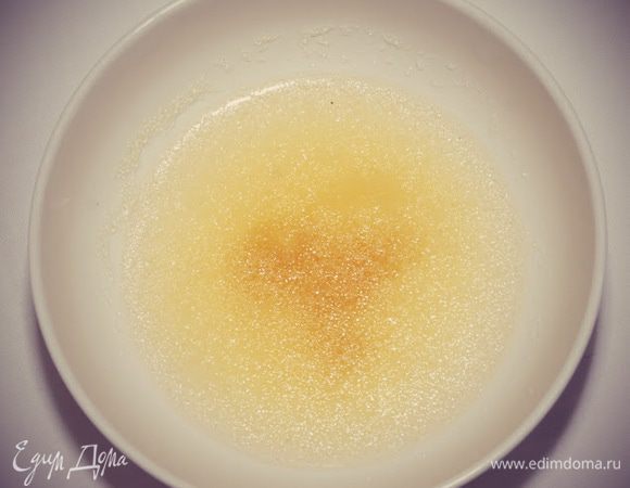 Желатин замочить в 1/2 стакане воды.