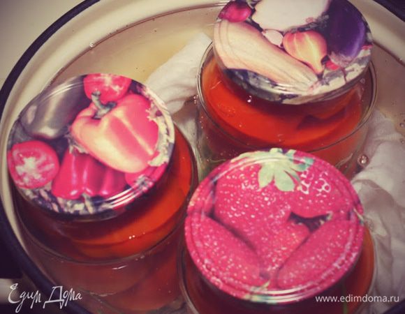 Из соли и сахара готовим рассол, доводим до кипения, добавляем желатин и 30 секунд даём покипеть. Заливаем  помидоры горячим рассолом, добавляем по 1 ч. .л. уксуса в каждую банку. Ставим банки с помидорами в кастрюлю, на дно которой необходимо постелить марлю или небольшое полотенце, что бы банки не лопнули. Заливаем банки по плечики водой,   доводим до кипения и стерилизуем в течении 15 мин. 
