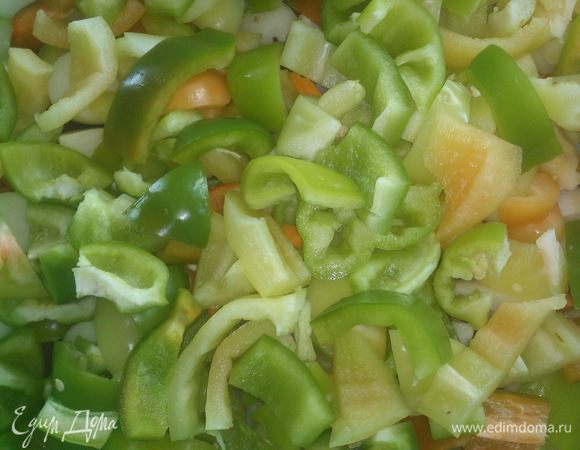 Теперь режем перчик. Тоже достаточно крупными кусочками. Красивее получается, когда перчик красный, но у меня в этом году такой...