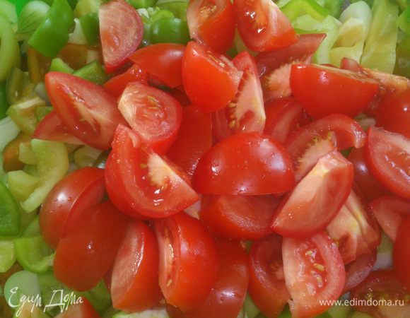 Завершают все помидорчики. Крупными дольками. Они потом в салате не сохранят форму, зато дадут вкусный сок.