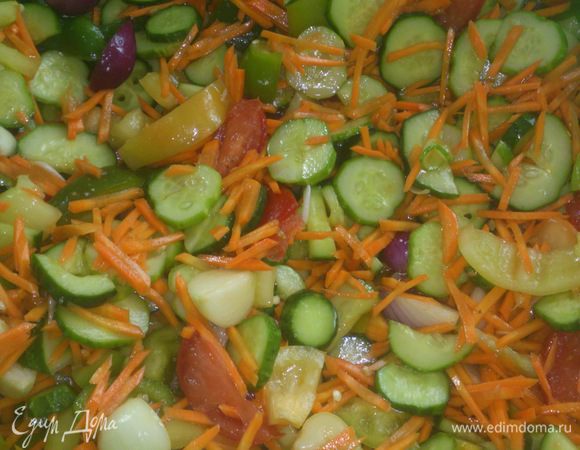 Все перемешиваем. Смотрите, какое красивое разноцветье!
Добавляем соль, сахар и масло. Я сначала кладу на глаз горсть соли и горсть сахара. Потом пробую на вкус. В этот раз взвесила. Пробуйте огурчик (остальные овощи не так показательны), если чувствуете, что чего-то не хватает, добавьте по вкусу. 
Оставляем настояться на 1 час.