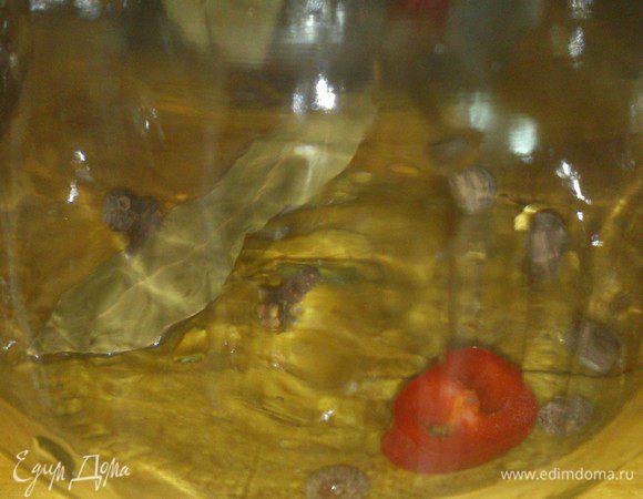 Пока готовим банки.
В каждую баночку кладем лавровый листик, гвоздику, перчик горошком и острый перчик. 