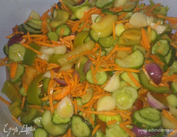 Теперь приступаем к варке. 
У меня для этих целей есть небольшой эмалированный тазик.
Откладываем в него часть салата обязательно с соком и ставим на большой огонь, чтобы закипело.
Помешиваем для равномерного прогрева.
Закипело  - смотрим, огурчики должны начать менять цвет. Как только начали менять цвет, начинаем быстро раскладывать по банкам. Долго не варим, а то растеряем всю хрусткость)
