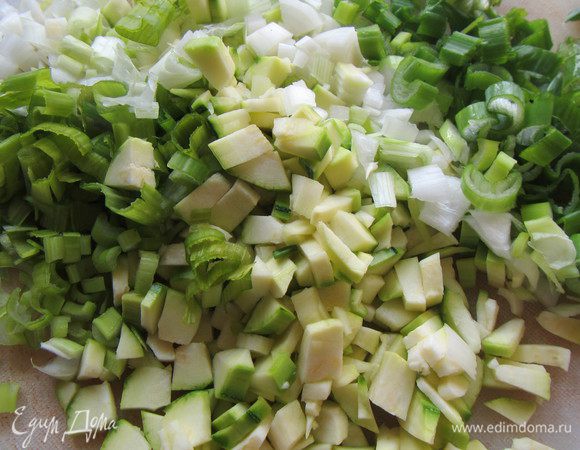 Цукини режем мелко. Зеленый лук - тонкими колечками.
