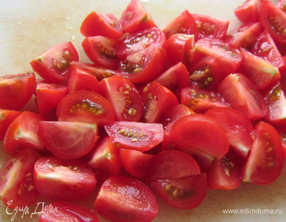 Помидорчики черри режем дольками. 

