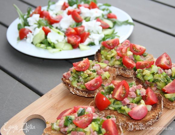 На горячий хлебушек выкладываем наши овощи, помидорки черри. Чеснок пропускаем через пресс, смешиваем с оливковым маслом и поливаем наши брускетты. Подаем немедленно. Приятного аппетита))
