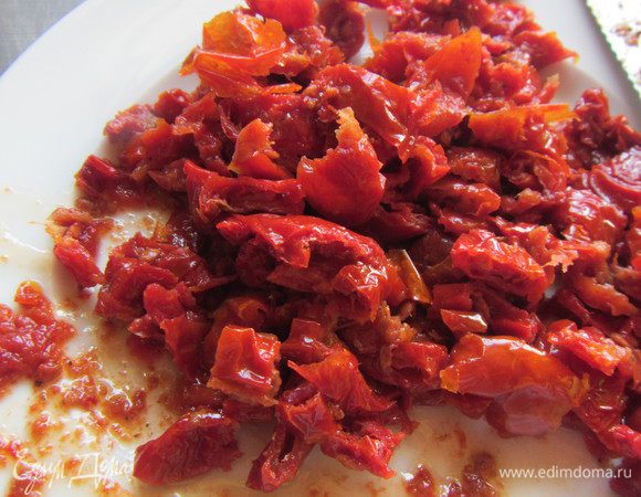 Вяленые томаты мелко режем.
