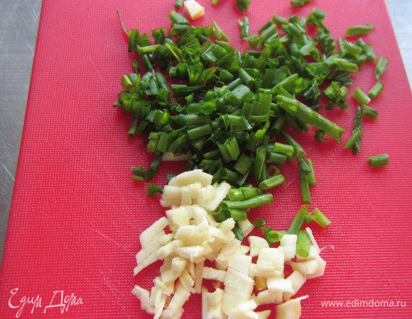 Также поступаем с чесноком и шнитт-луком (я чеснока взяла 1 зубчик, а Вы ориентируйтесь на свой вкус). 
