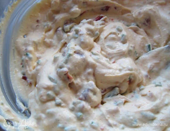 Смешиваем вяленые томаты, чеснок, лук с рикоттой, желтками и крахмалом. Все хорошо перемешиваем, солим, перчим по вкусу.
