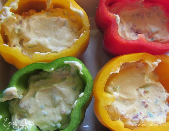 Наполняем перцы нашей начинкой и сверху закрываем шапочкой. Выкладываем их в форму, наливаем на дно немного горячей воды и отправляем в духовку минут на 40.
