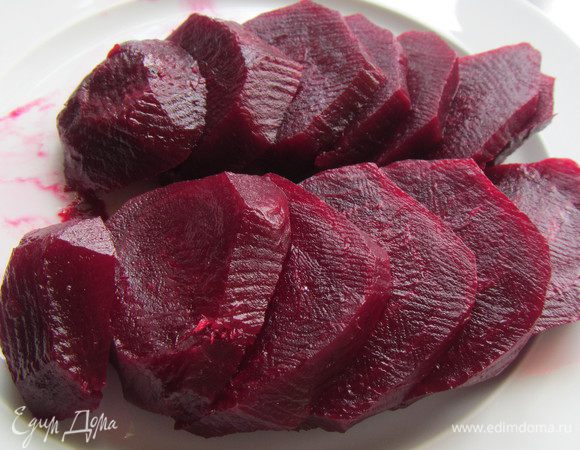 Разогреваем духовку до 220 гр (200 гр с конвекцией). Каждую свеклу заворачиваем в фольгу и выкладываем на противень. Запекаем 1-1.15 часа до мягкости свеклы. Достаем свеклу из духовки, снимаем фольгу и даем ей немного остыть. Затем чистим ее и режем дольками.
