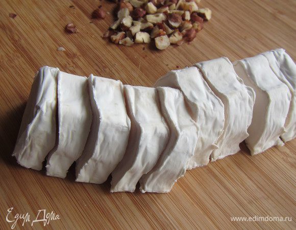 Козий сыр режем кружочками.
