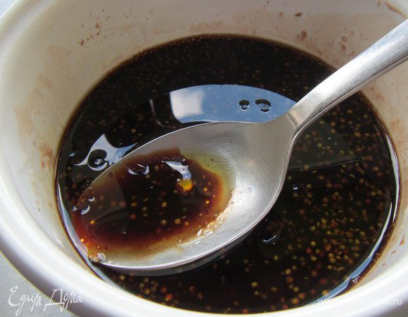 Для заправки смешиваем все ингредиенты, солим, перчим по вкусу. Вместо кленового сиропа можно использовать жидкий мед. 
