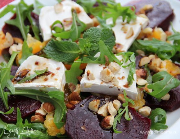 Собираем наш салат. По тарелкам раскладываем салатные листья и мяту, поливаем частью заправки. Затем выкладываем свеклу и апельсиновые дольки. Сверху козий сыр и посыпаем все фундуком. И наконец поливаем салат оставшейся заправкой. И подаем. Приятного аппетита))