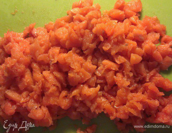 Рыбу порезать маленькими кусочками.