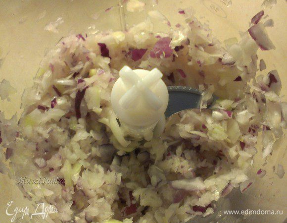 Луковицы измельчить мелко в фуд-процессоре. 

*Чем меньше измельчите лук, тем более воздушными будут котлетки.