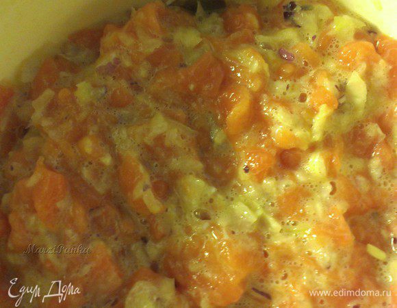 Соеденить рыбу с луком. Добавить растительное масло и хорошо перемешать. Затем поставить мариноваться рыбу в холодильник на 2 часа.

**Если времени нет, то можно обойтись и без предварительного маринования.