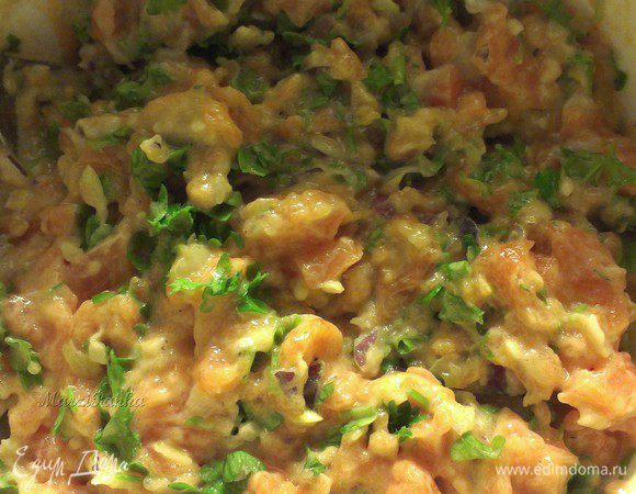 К рыбе добавить яйца, муку, соль, соду и мелко-порезанную петрушку. Все хорошо перемешать. Должна получиться густая масса, как на оладьи, но покруче. Но не такая густая, чтобы ее нельзя было зачерпывать ложкой.

***Петрушку можно заменить укропом.
****Если котлетная масса показалась вам очень густой, то можно добавить 1 яйцо дополнительно или немного очень холодной воды.