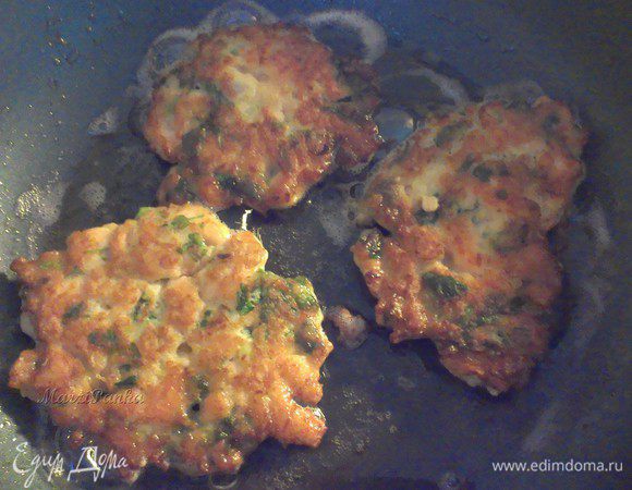 Нагреть сковороду, добавить растительное масло. Рыбную массу зачерпывать столовой ложкой и выкладывать на сковороду. Обжаривать с двух сторон на среднем огне.

*****Можно приготовить котлетки и на пару.