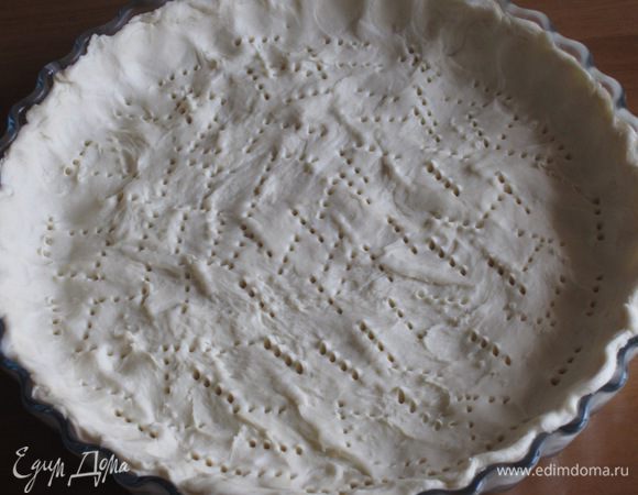 Тесто выложить в форму  (диаметр 27 см),наколоть вилкой и поставить в холодильник на 30 минут.