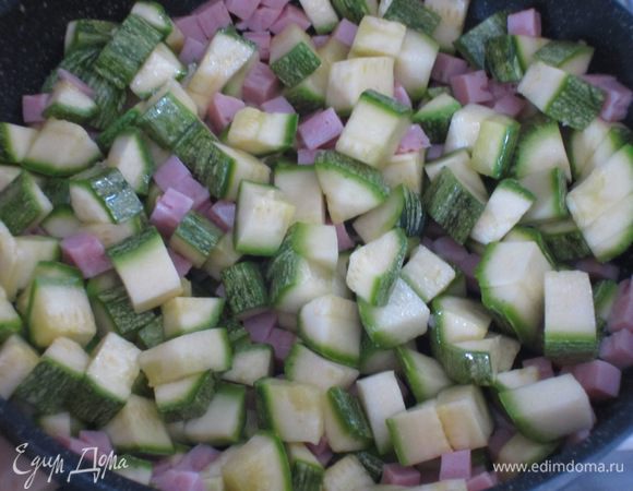 Цукини,сыр и ветчину нарезать кубиками.В сковороде разогреть оливковое масло и обжарить цукини с ветчиной 5-6 минут на среднем огне.