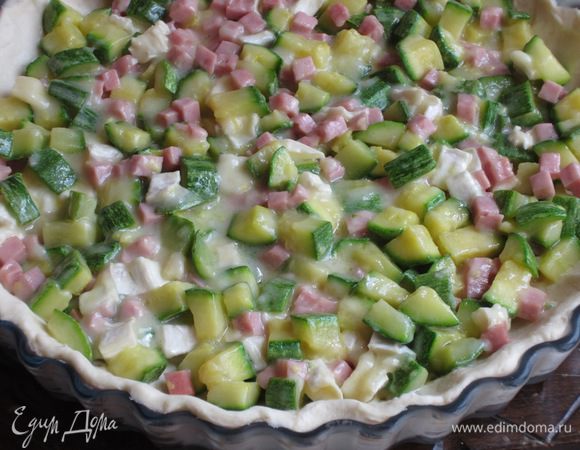 Выложить начинку на тесто.