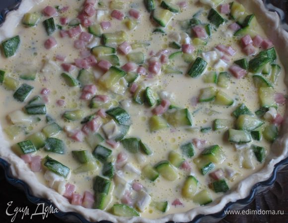 В миске взбить венчиком яйцо,сливки,соль,перец и вылить на начинку.