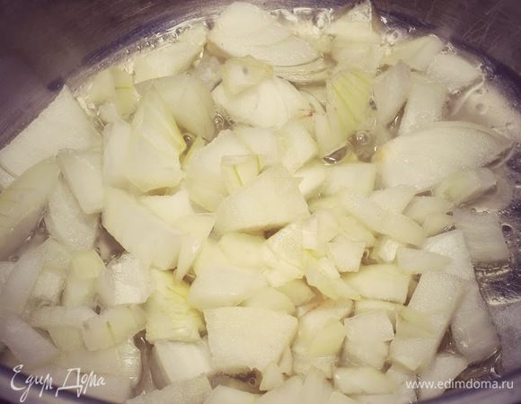 Пока помидоры запекаются в духовке,  режем лук кубиками и тушим на оливковом масле  в кастрюле примерно 5 мин. до мягкости.