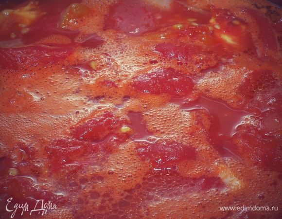 Добавляем к луку готовые помидоры, доливаем воды и доводим до кипения.