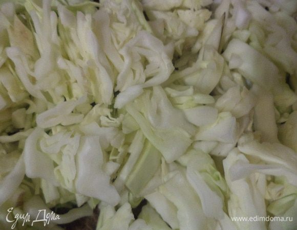 Капусту нашинковать.