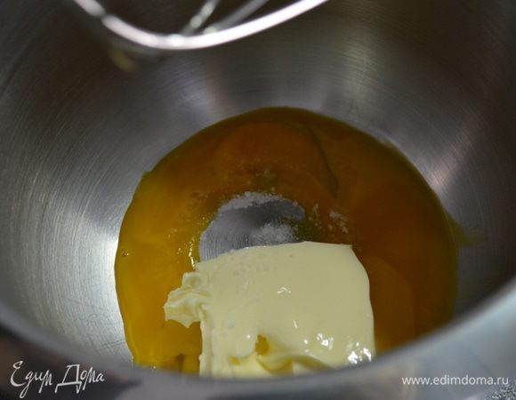 Начинаем с песочной основы.
Для этого, 3 желтка взбиваем с щепоткой соли и размягченным маслом.