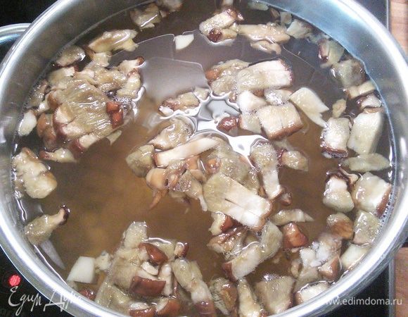 По необходимости снимают пену.