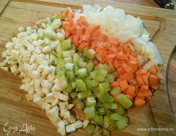 Корешки и лук нарубить кубиком. Корешки могут быть любые, лук, морковь, петрушка, пастернак, сельдерей корневой и черешковый.