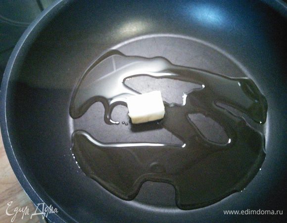 В разогретой смеси масел пассеровать корешки до прозрачности.