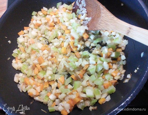 Добавить порубленные грибные ножки, прожарить всё вместе, оставить в сторону.