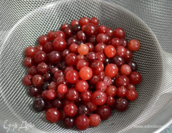 Пока тесто охлаждается, готовим клюквенный соус:
для этого, клюкву бланшируем кипятком. 
Сливаем воду.