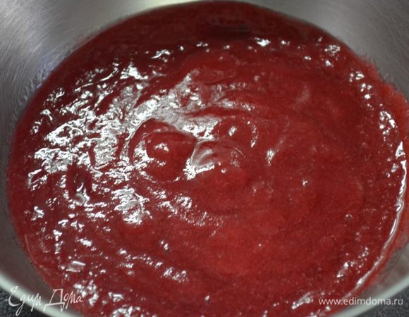 В готовый клюквенный сок добавляем яйцо, сахар и тщательно перемешиваем.
Переливаем в кастрюлю, добавляем масло, крахмал и варим до загустения на маленьком огне.
Охлаждаем.