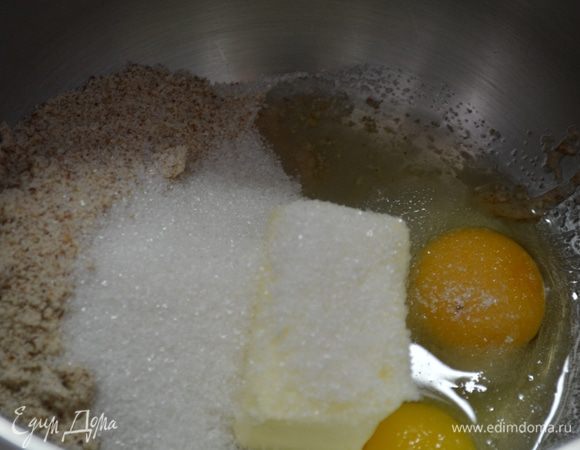 Для миндального крема:
Миндаль измельчаем в блендере.
Размягченное сливочное масло смешиваем с сахаром, миндалем и яйцом.
Крем готов!