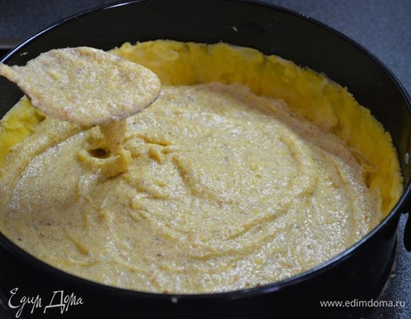 К этому моменту, наше тесто достаточно охладилось!
Раскатываем тесто скалкой, или руками :)
Формируем небольшие бортики.
Сверху выливаем наш крем и отправляем в разогретую до 180С духовку на 25-30 мин
